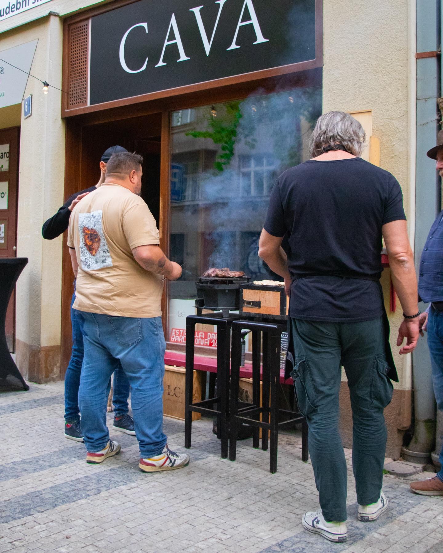 Detail pripravených hovädzích steakov na grile počas eventu v Cava Praha
